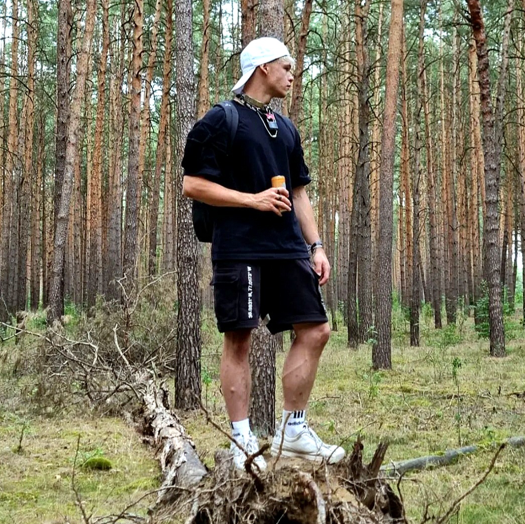 Ich, random auf einem Baum, im Wald